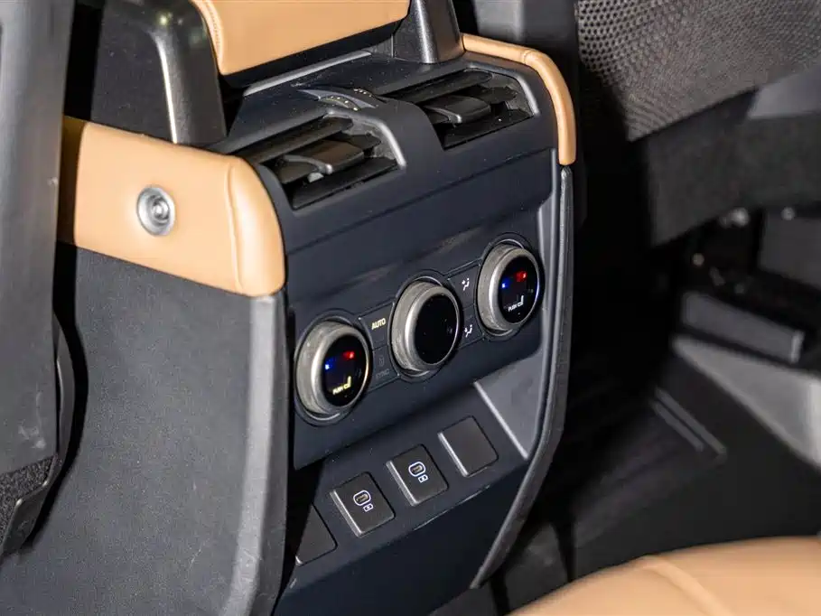 Land Rover Defender 2025 — фото 17
