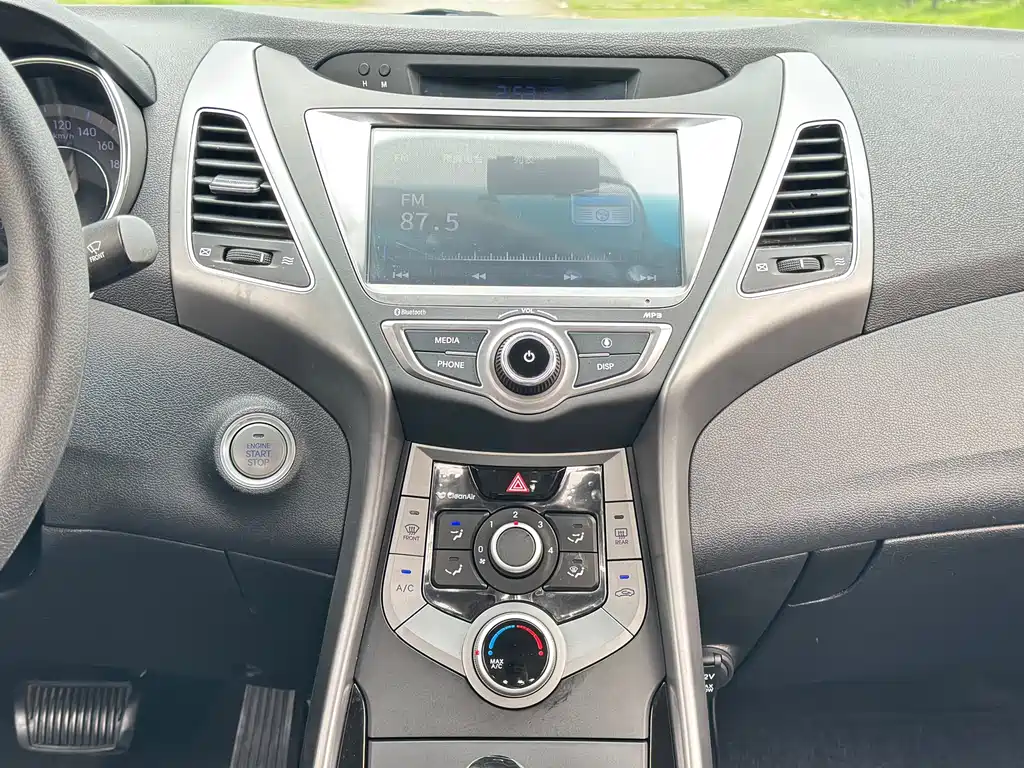 Hyundai Elantra Langdong 2017 — фото 16