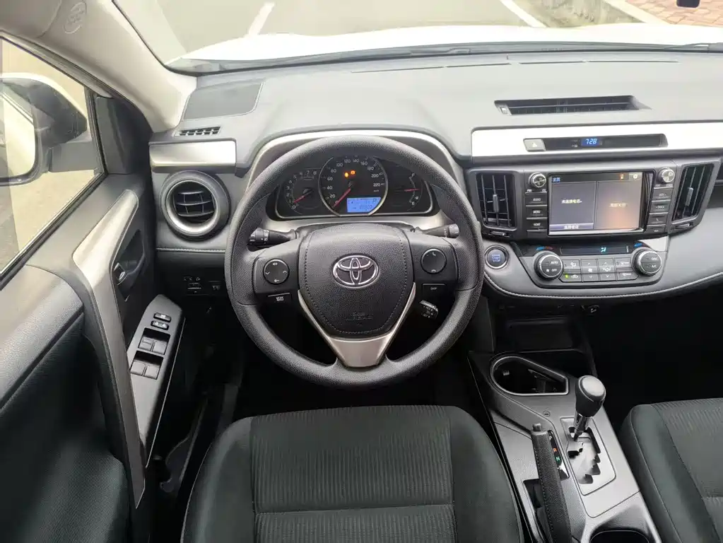 Toyota RAV4 2017 — фото 13