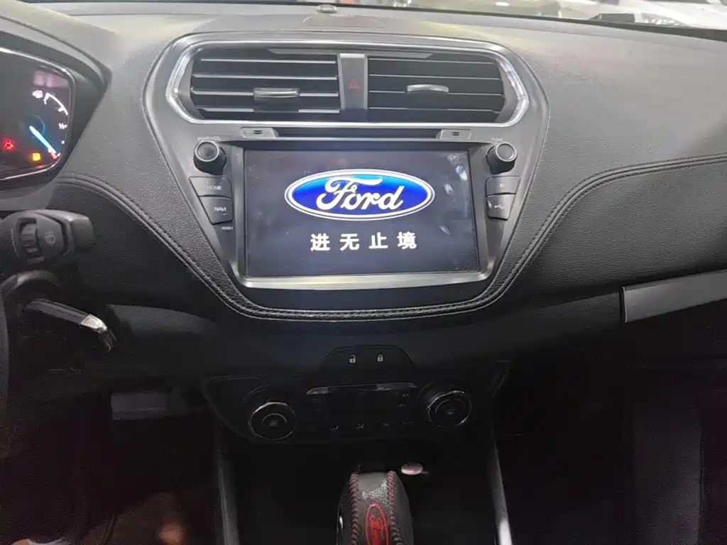 Ford Escort 2017 — фото 13