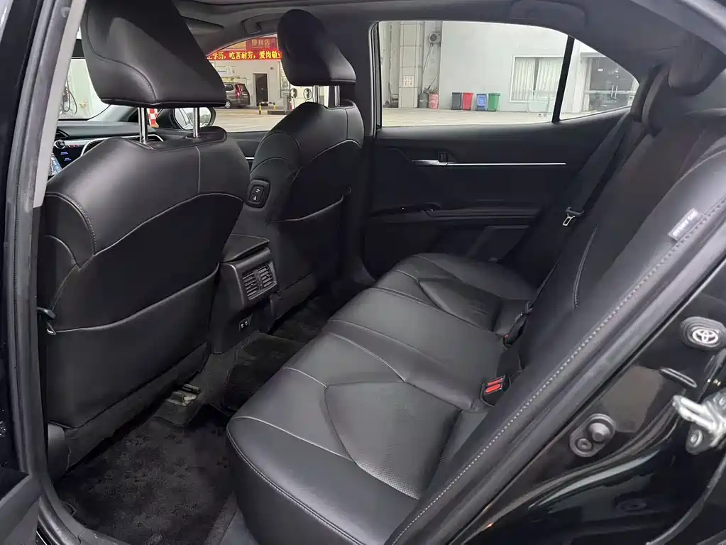 Toyota Camry 2019 — фото 11