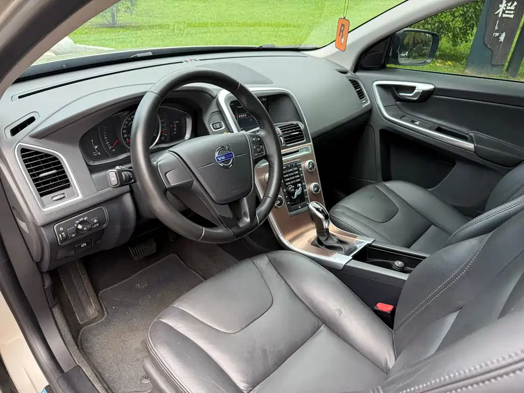 Volvo XC60 2017 — фото 11