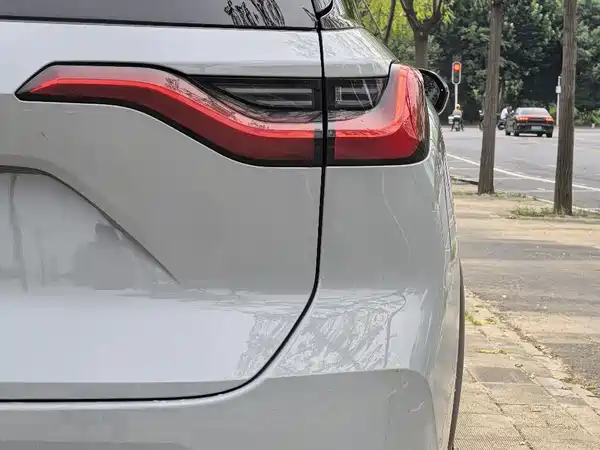 NIO ES8 2021