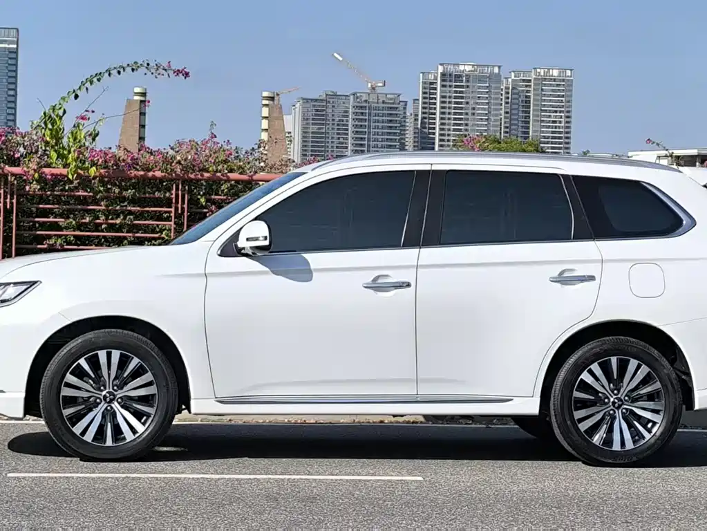 Mitsubishi Outlander 2021 — фото 7