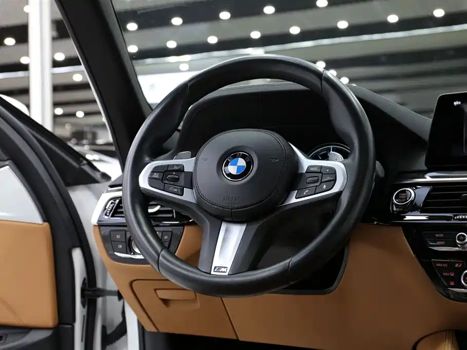 BMW 5 Series 2018 — фото 11