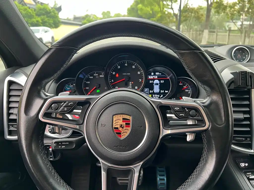 Porsche Cayenne 2017 — фото 15