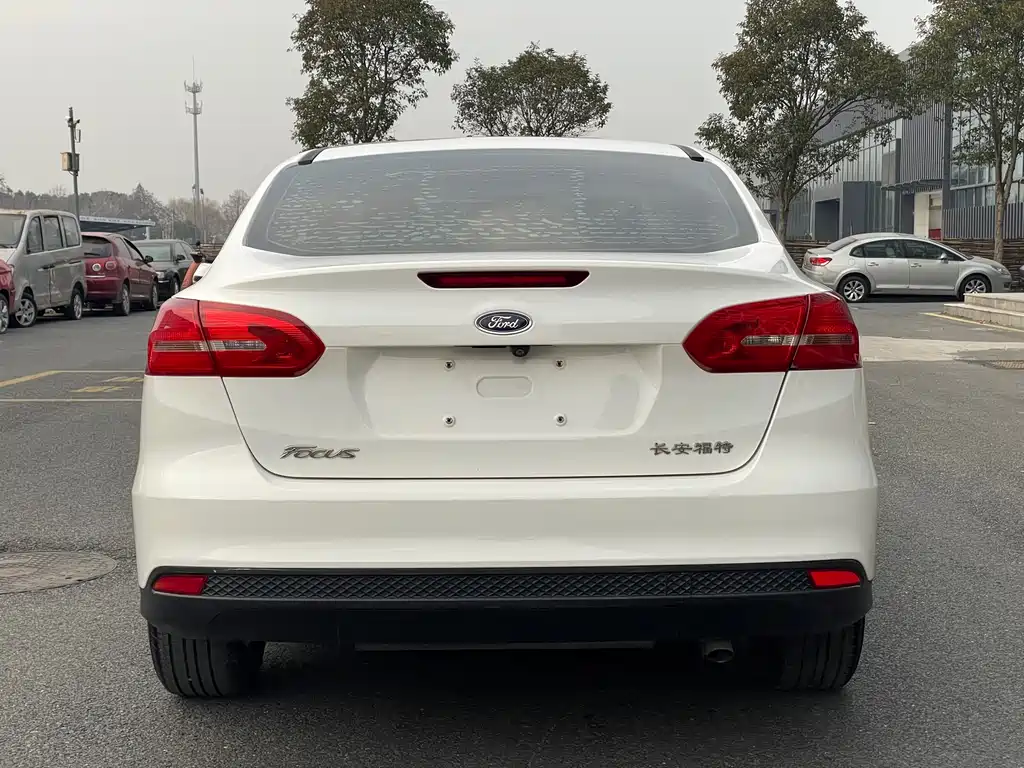 Ford Focus 2017 — фото 12