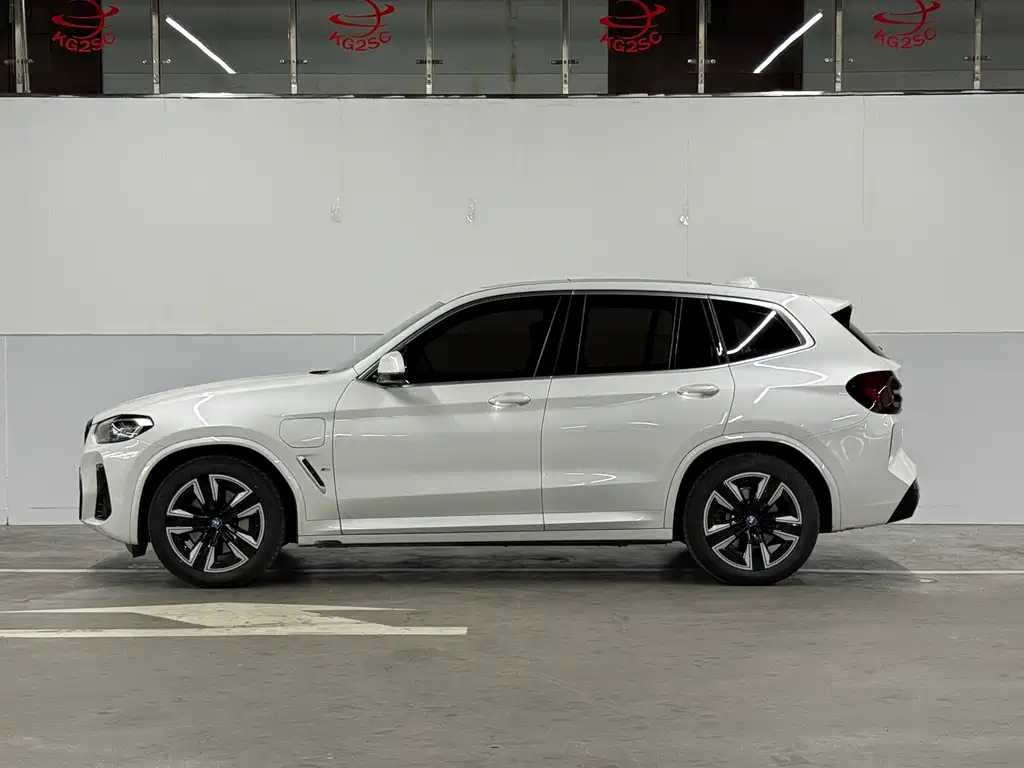 BMW iX3 2025 — фото 4