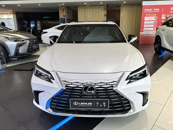 Lexus ES 2025