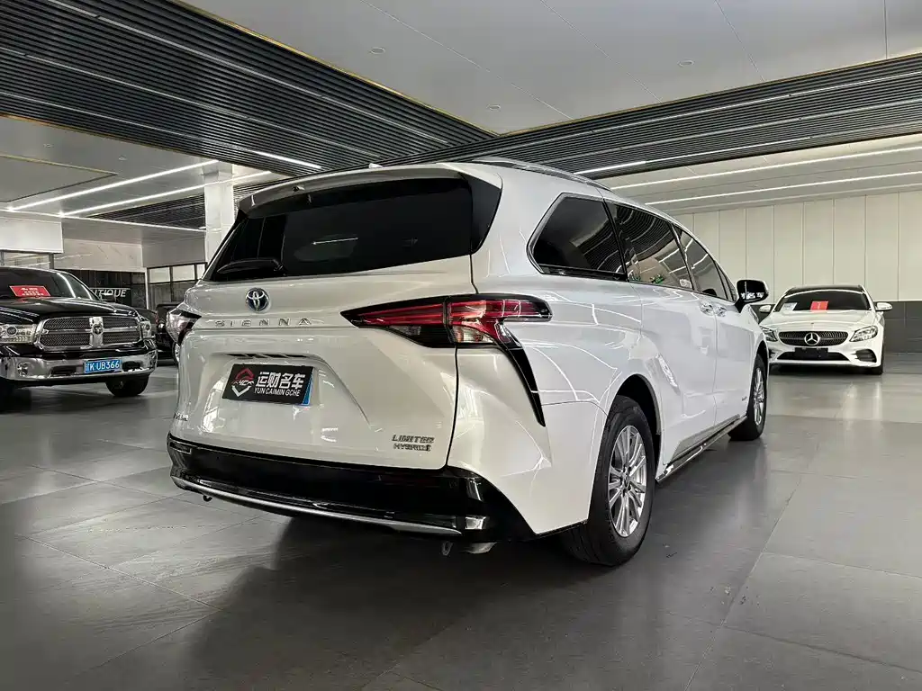 Toyota Sienna 2022 — фото 9