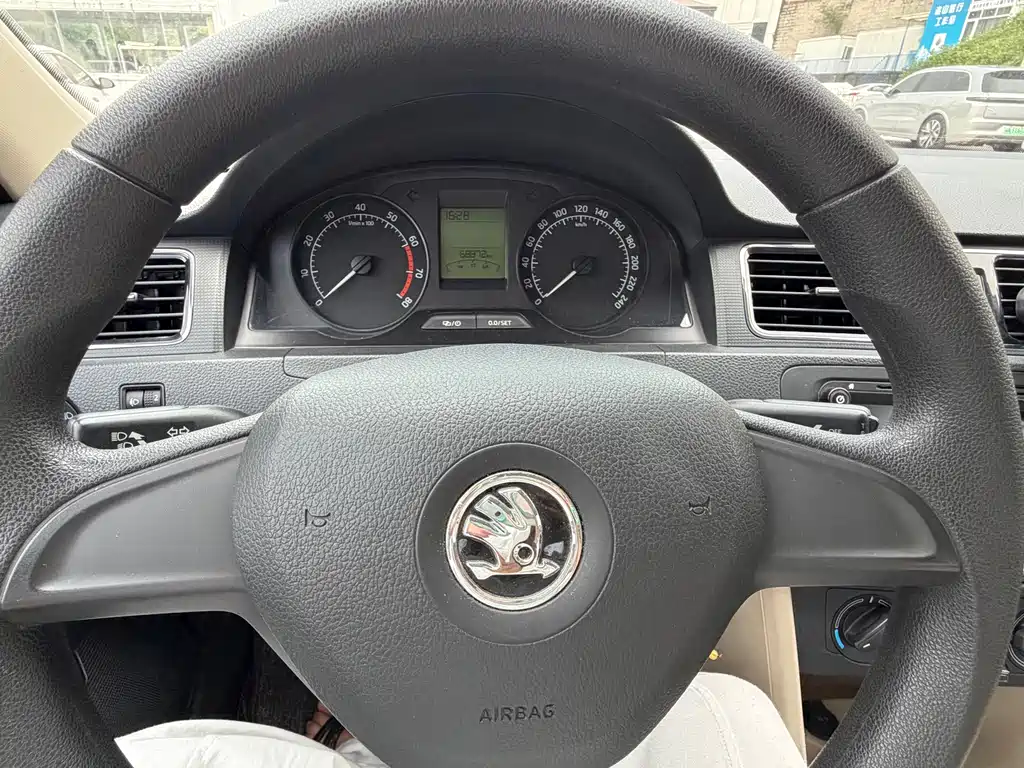 Skoda Rapid 2017 — фото 15