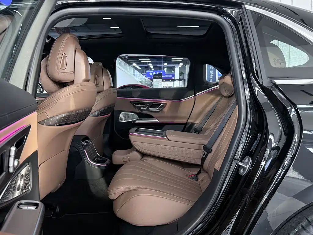 Mercedes-Benz E-Class 2025 — фото 10