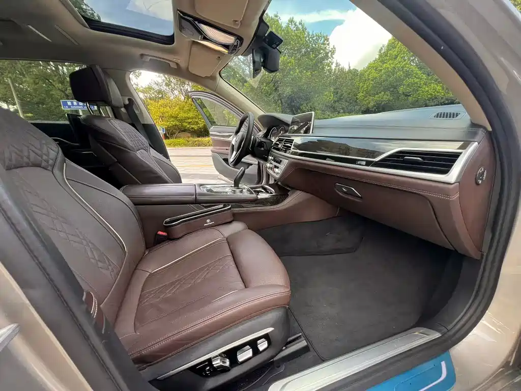 BMW 7 Series 2017 — фото 9