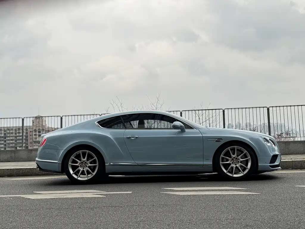 Bentley Continental 2019 — фото 19