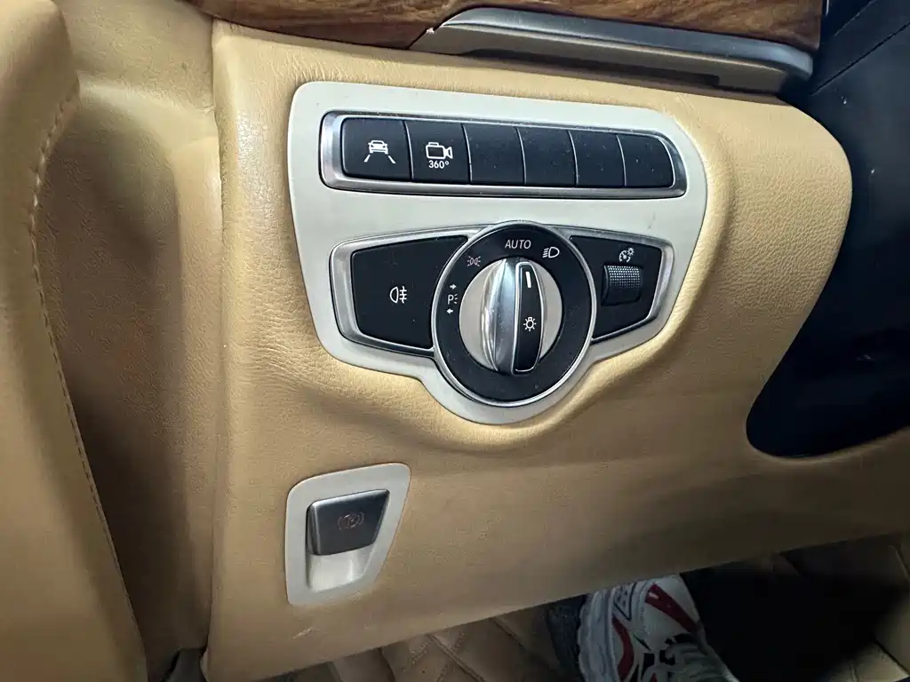 Mercedes-Benz V-Class 2019 — фото 19