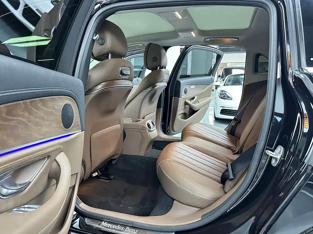 Mercedes-Benz E-Class 2019 — фото 11