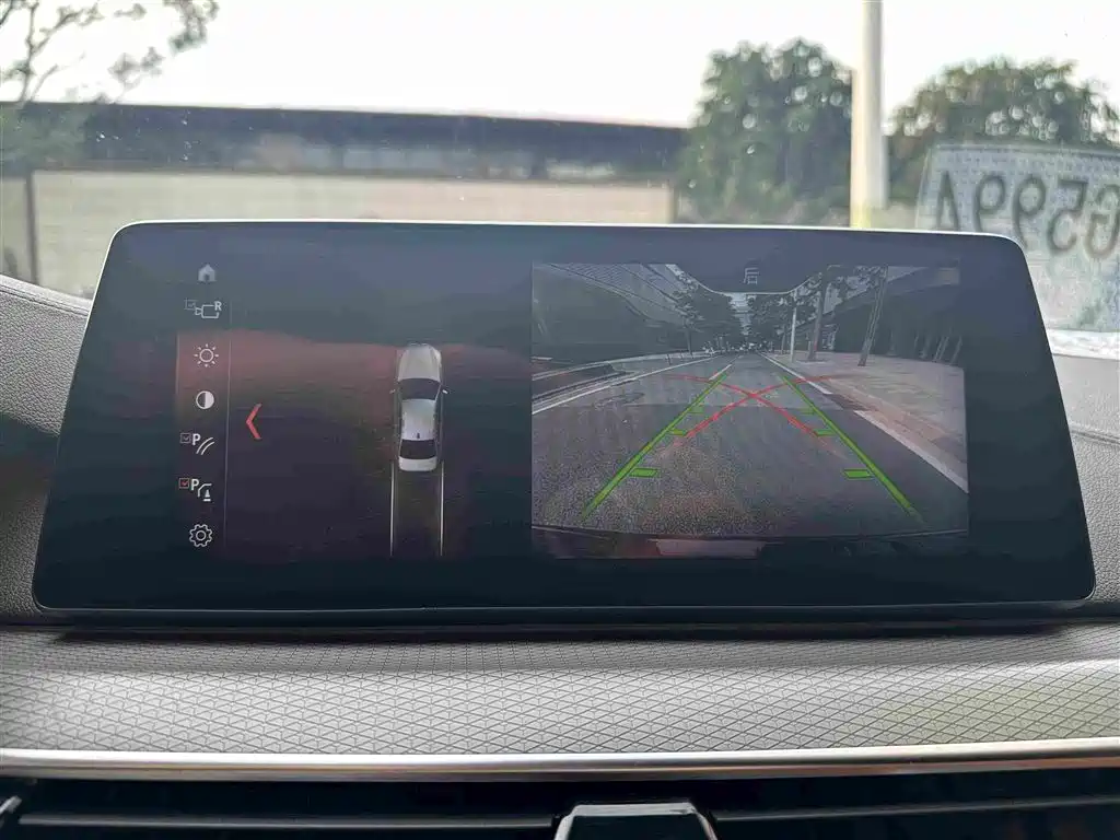 BMW 5 Series 2018 — фото 14