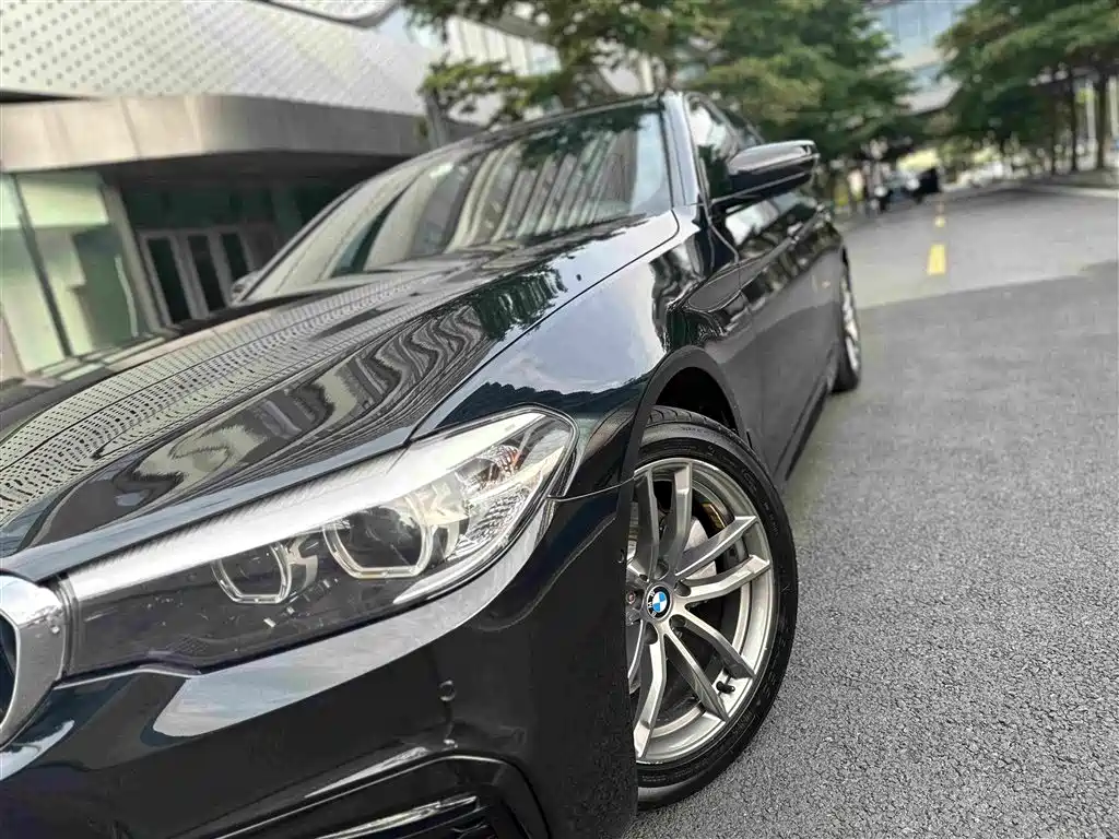 BMW 5 Series 2018 — фото 11