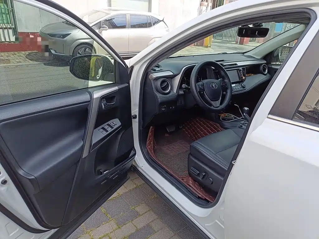 Toyota RAV4 2017 — фото 14