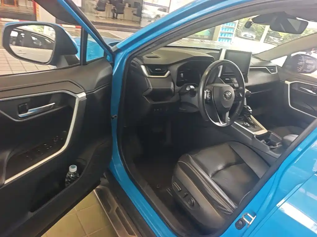 Toyota RAV4 2019 — фото 23