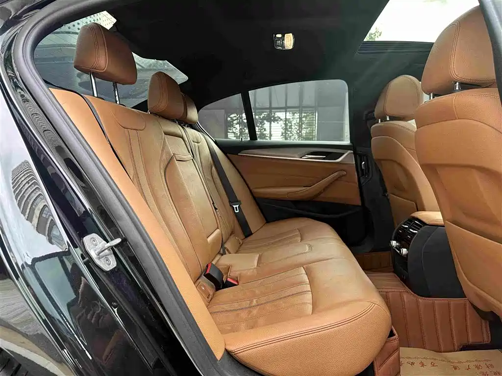 BMW 5 Series 2018 — фото 19