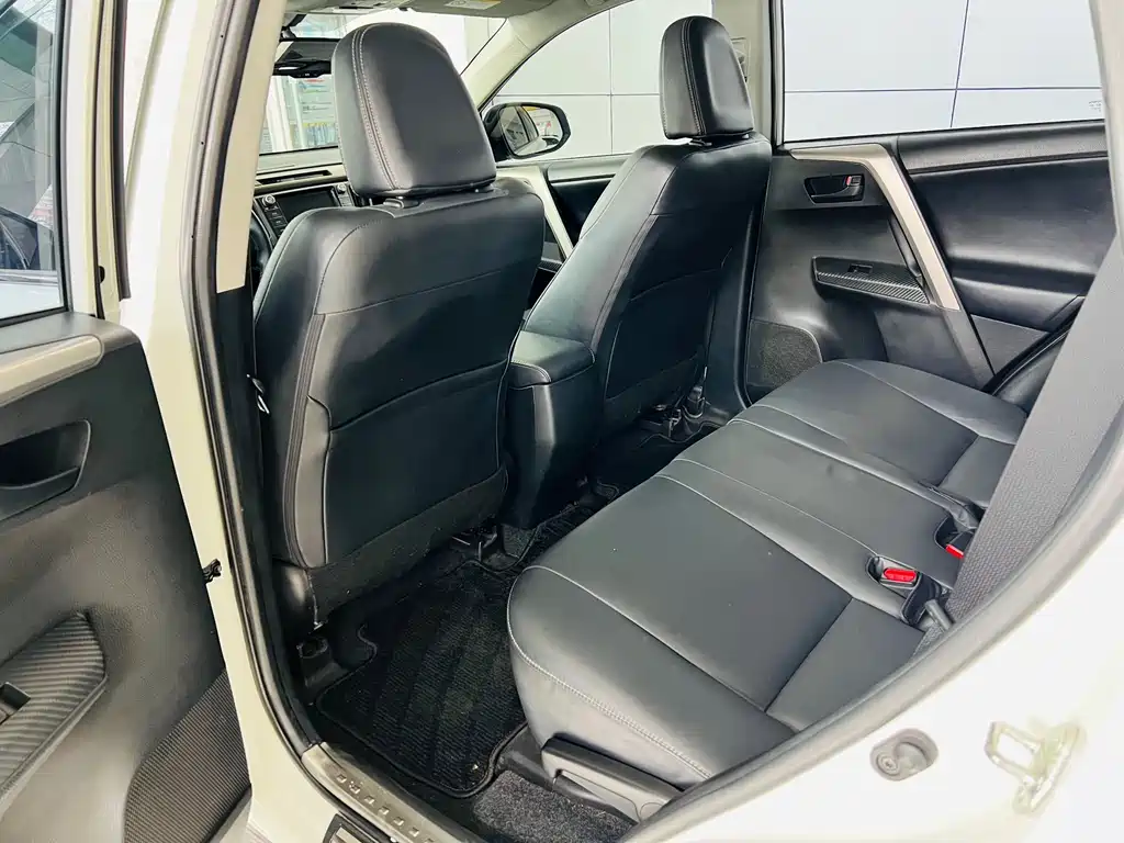 Toyota RAV4 2016 — фото 9