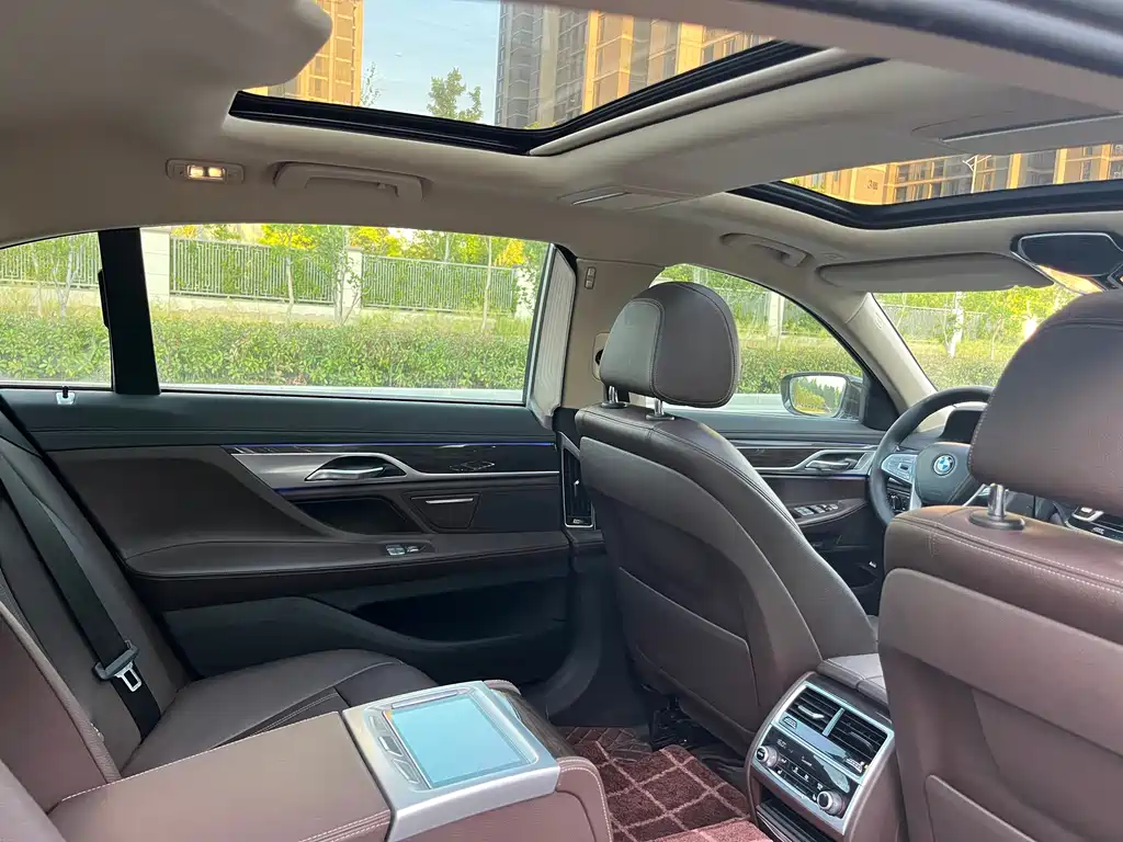BMW 7 Series 2017 — фото 17