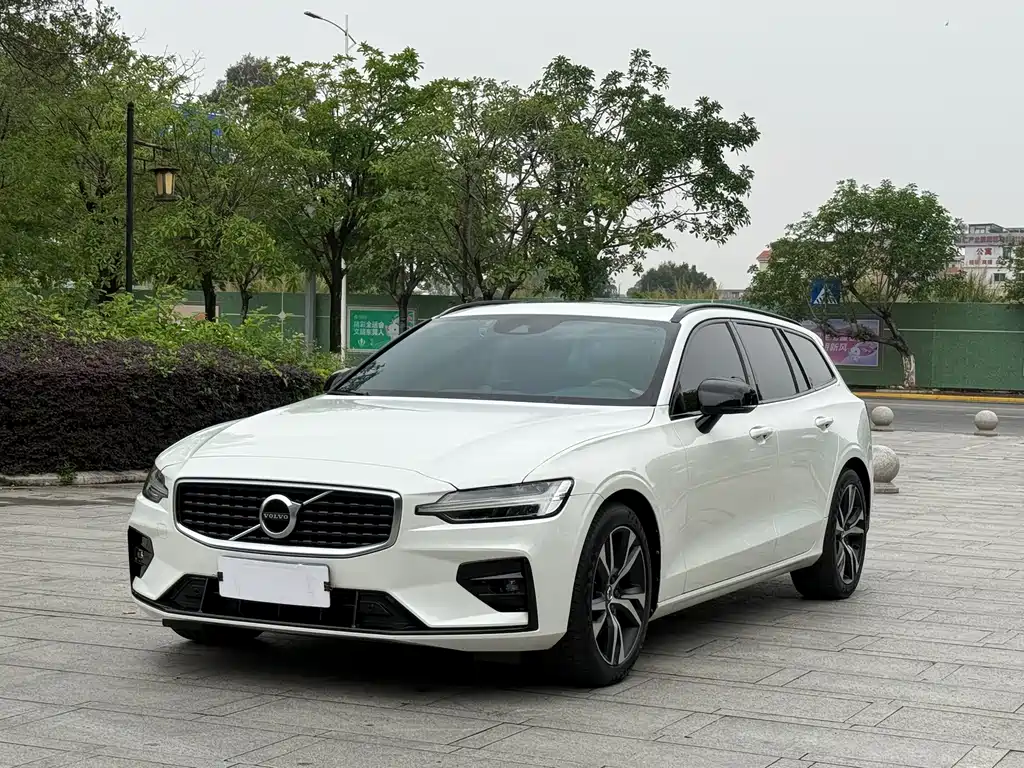 Volvo V60 2020 — фото 1