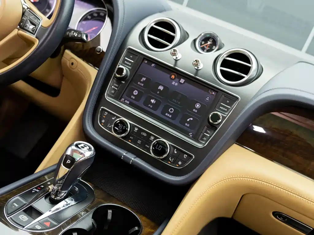 Bentley Bentayga 2020 — фото 17