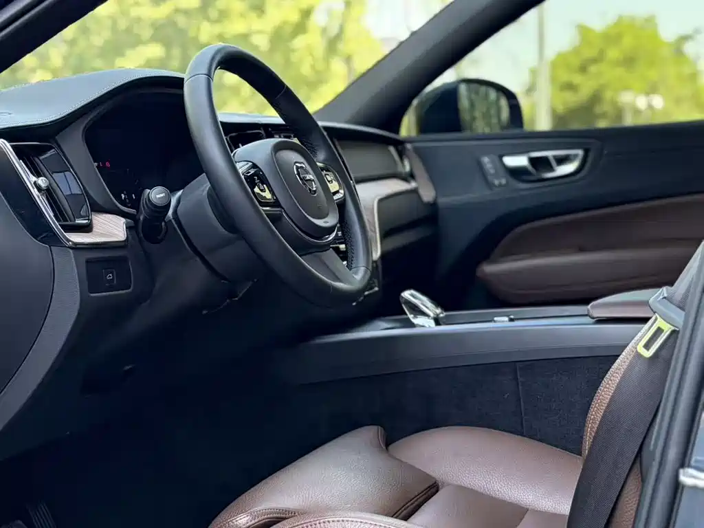 Volvo XC60 2022 — фото 21