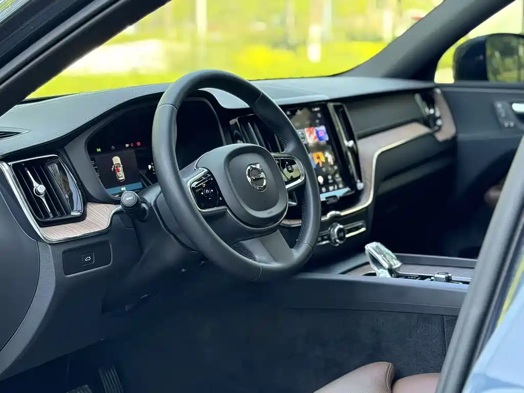Volvo XC60 2022 — фото 26