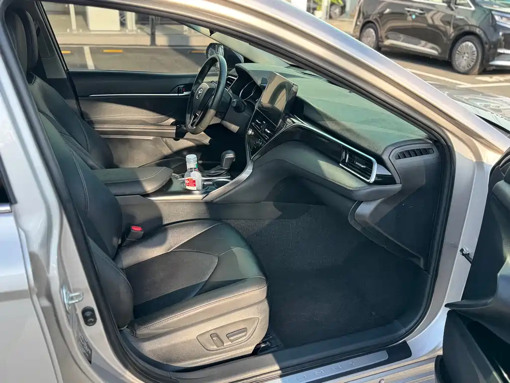 Toyota Camry 2023 — фото 11