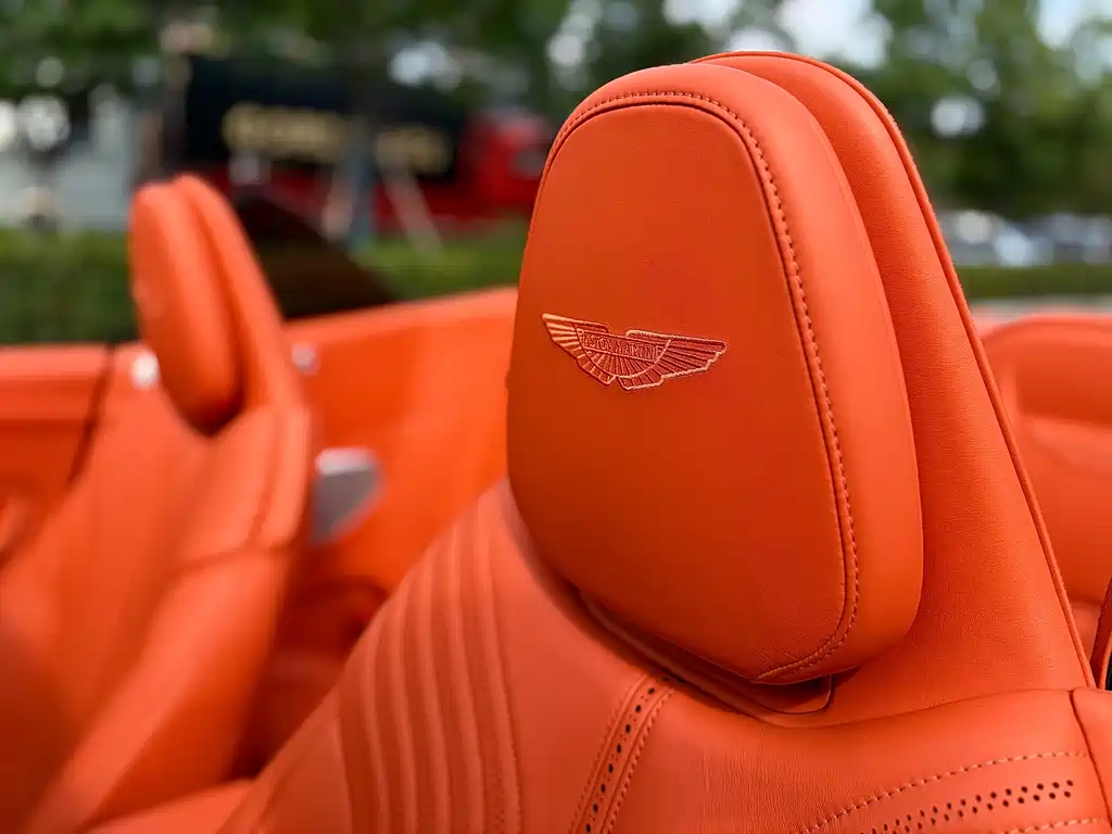 Aston Martin DB11 2023 — фото 15