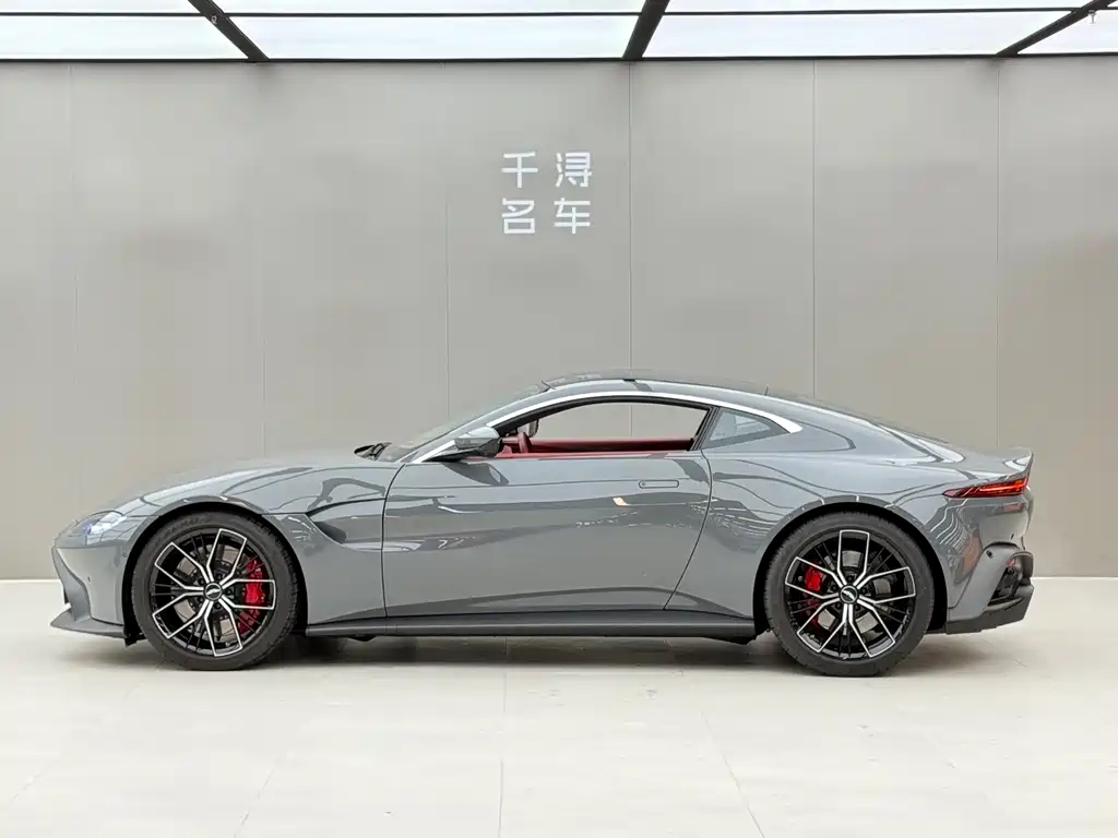 Aston Martin V8 Vantage 2022 — фото 13