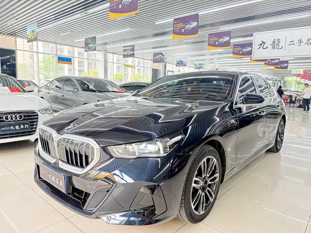 BMW 5 Series 2025 — фото 1