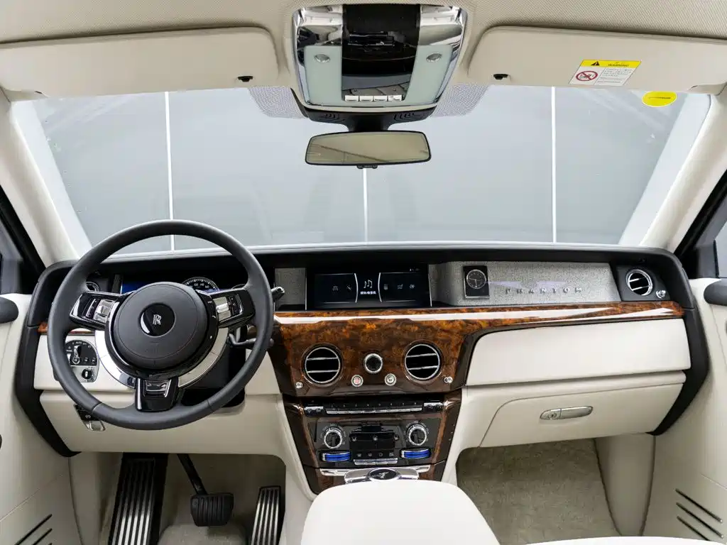 Rolls-Royce Phantom 2018 — фото 24