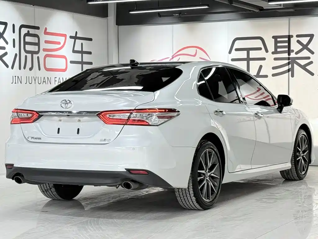 Toyota Camry 2022 — фото 6