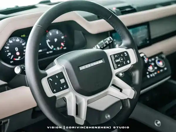 Land Rover Defender 2023