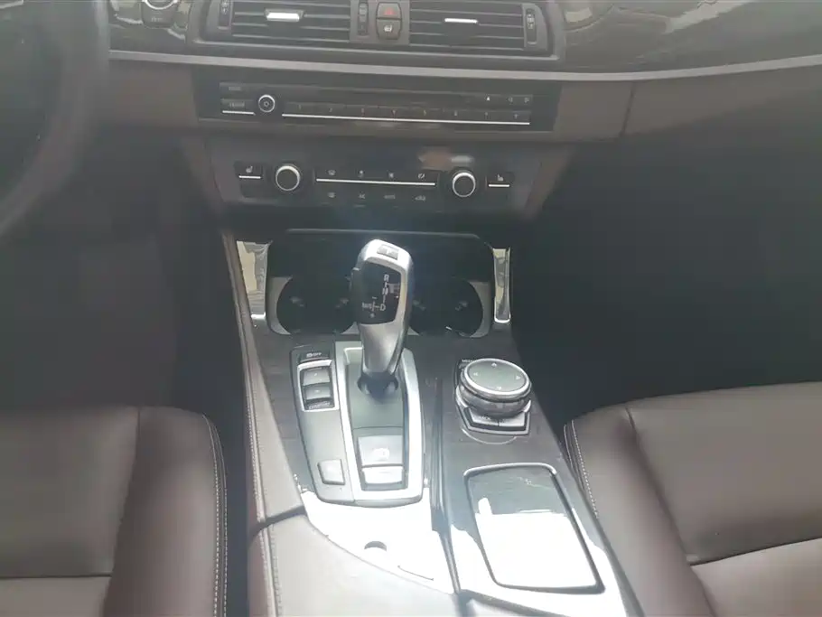BMW 5 Series 2016 — фото 16