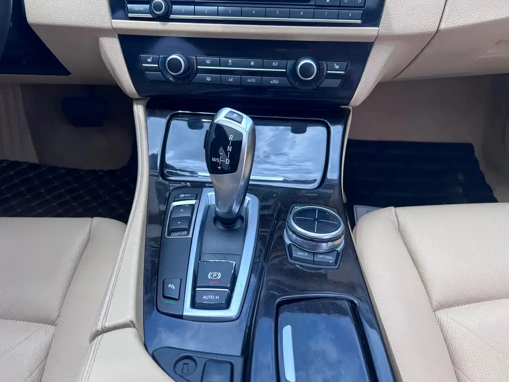 BMW 5 Series 2012 — фото 18
