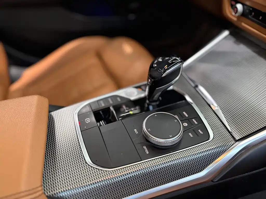 BMW 3 Series 2019 — фото 36