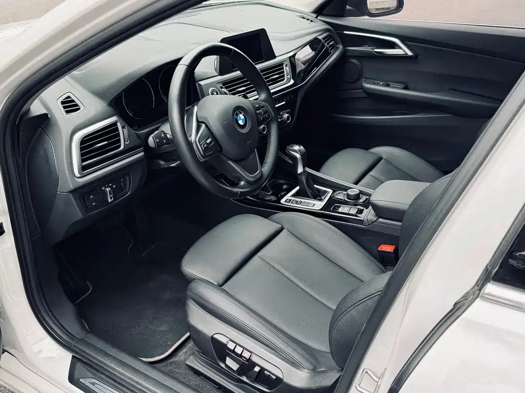 BMW 1 Series 2018 — фото 13