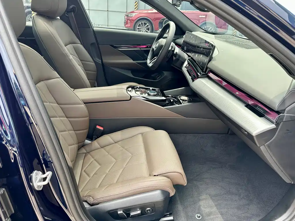 BMW 5 Series 2025 — фото 12