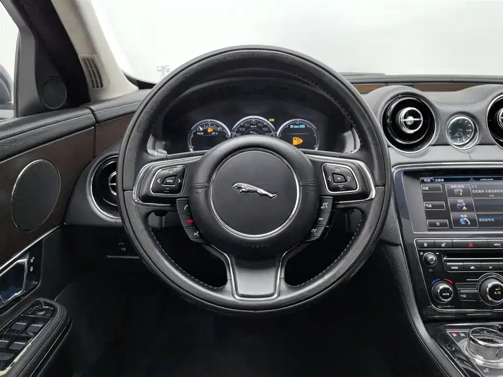 Jaguar XJ 2014 — фото 11