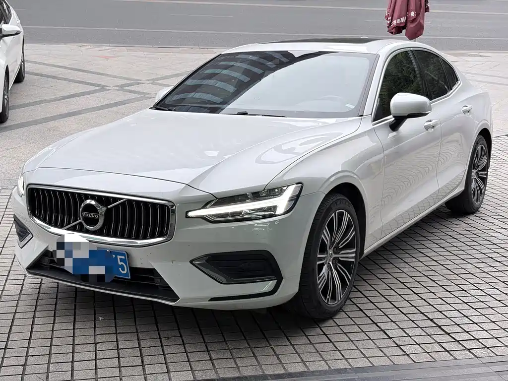 Volvo S60 2022 — фото 1