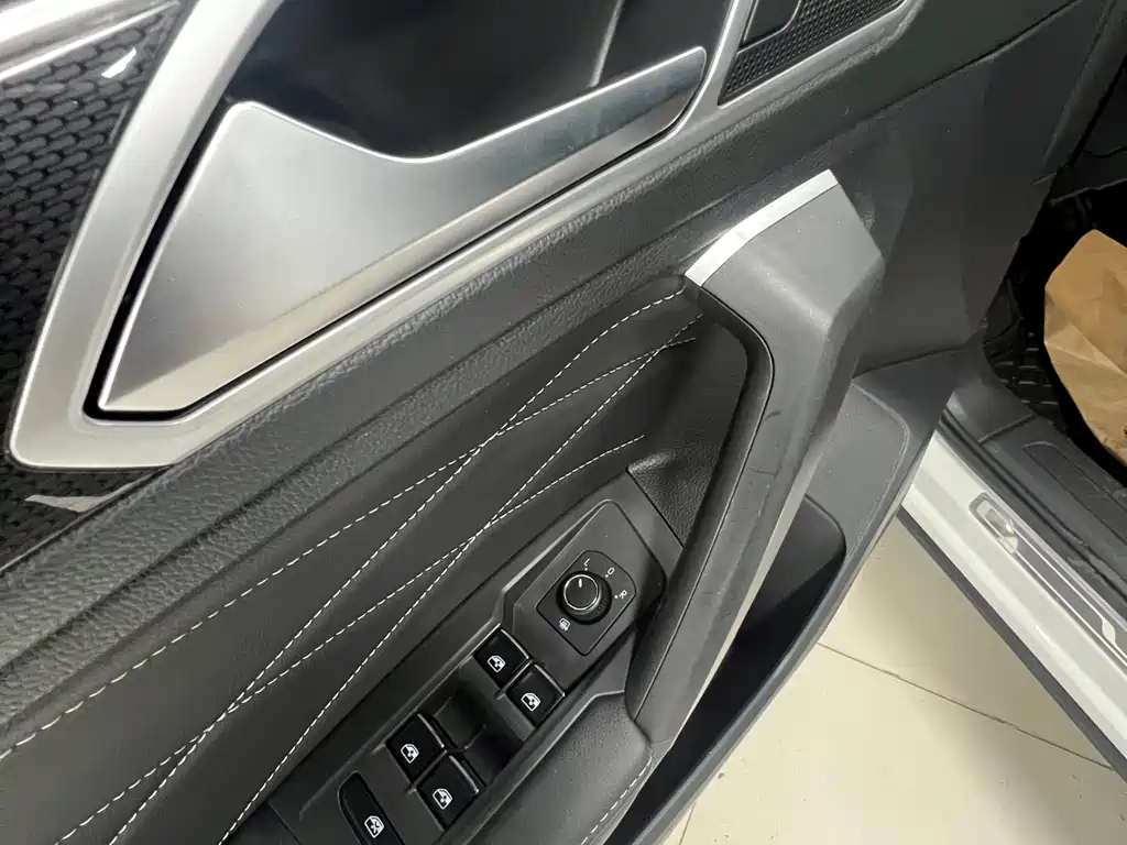 Volkswagen Tiguan L 2023 — фото 17