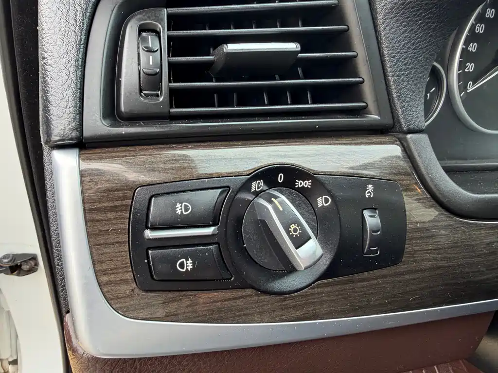 BMW 5 Series 2015 — фото 26