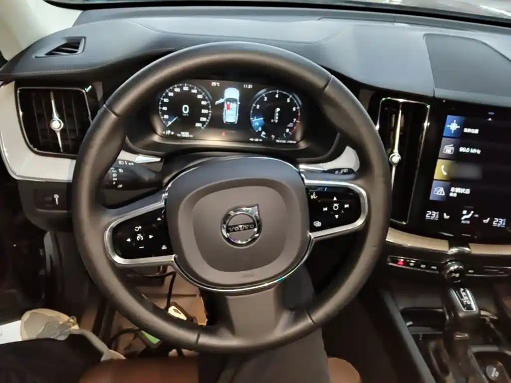 Volvo XC60 2019 — фото 11