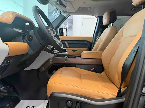 Land Rover Defender 2024