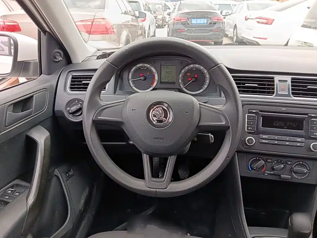 Skoda Rapid 2018 — фото 11